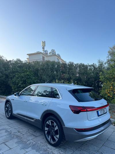Audi E-Tron — 2
