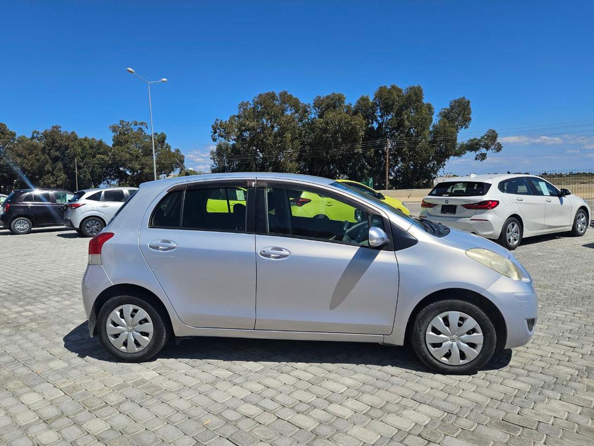 2010 Toyota Vitz 5