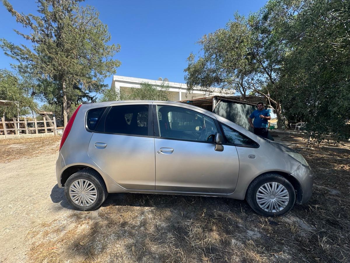 2003 Mitsubishi Colt 8