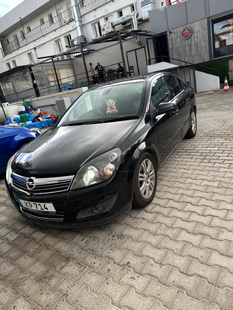 Opel Astra — 1/8