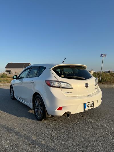 Mazda Axela — 1