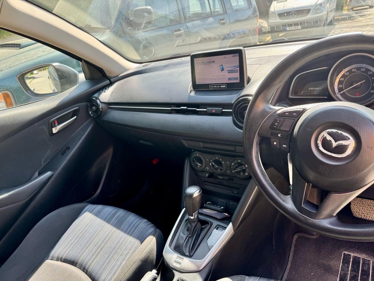2017 Mazda Demio 6