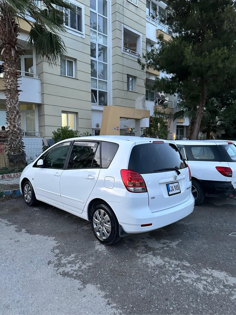 Toyota Corolla Spacio — 1