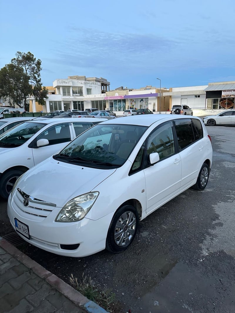 Toyota Corolla Spacio — 3