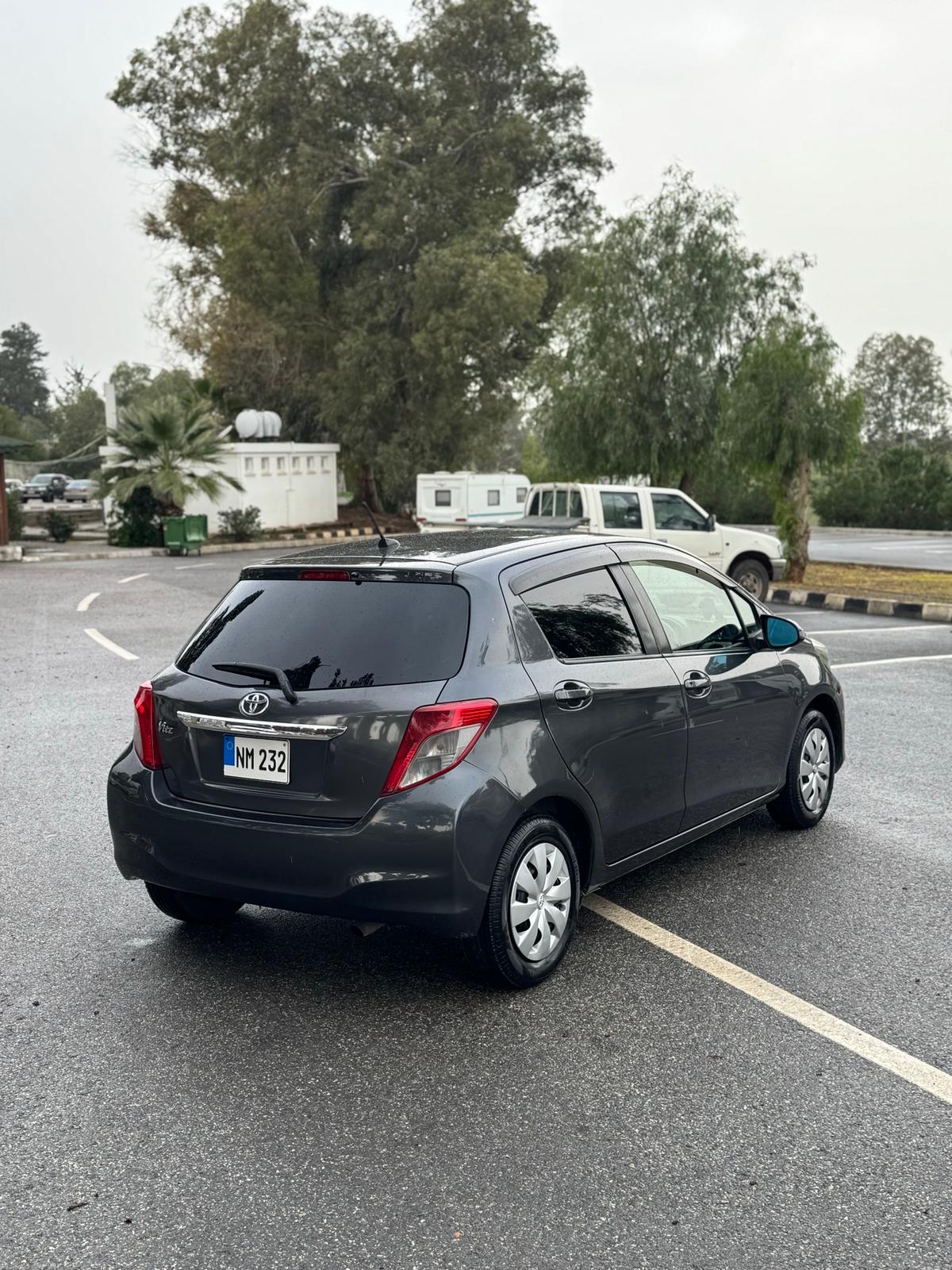 2012 Toyota Vitz 4