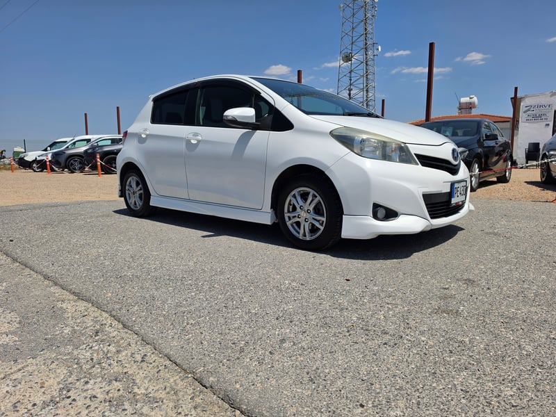 Toyota Vitz — 3