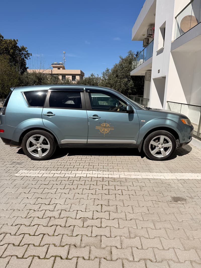 Mitsubishi Outlander — 1/8