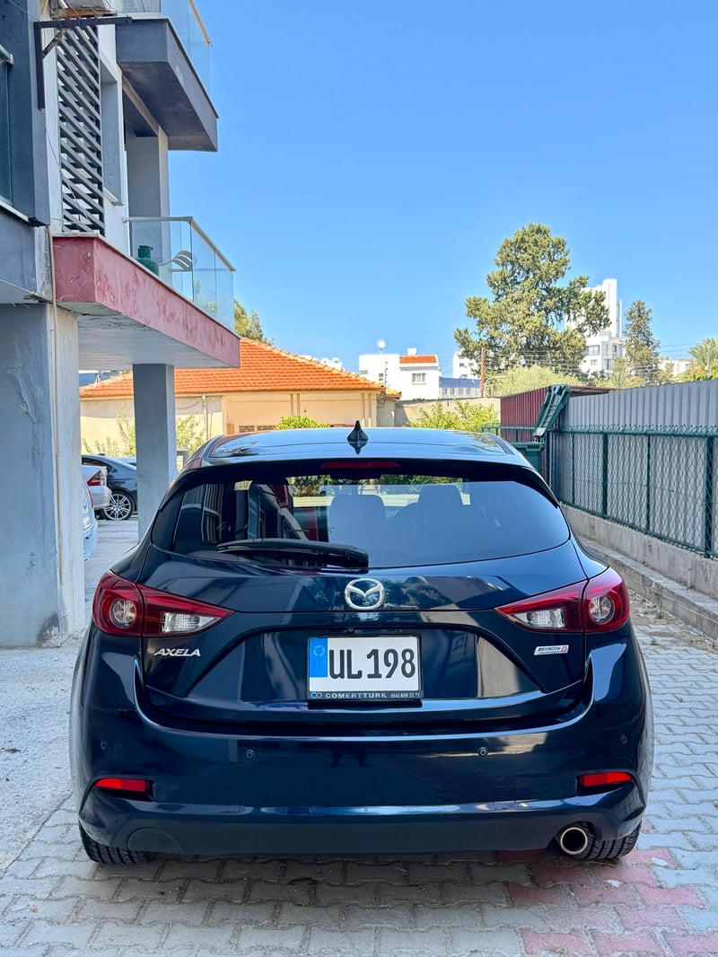 Mazda Axela — 4