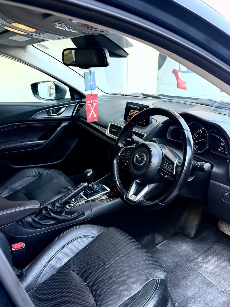Mazda Axela — 6