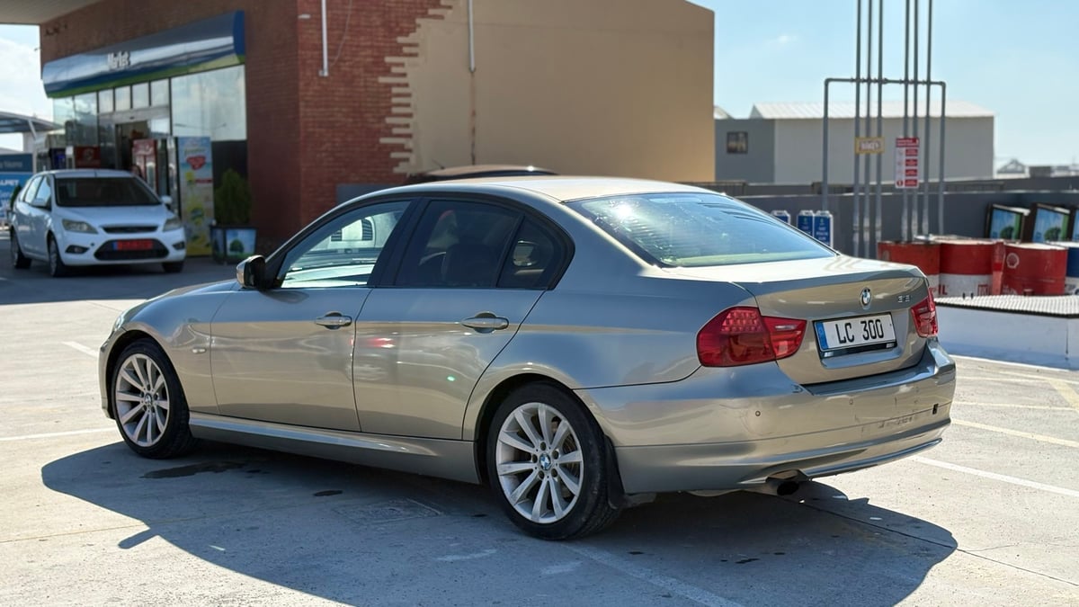 2010 BMW 318i 4