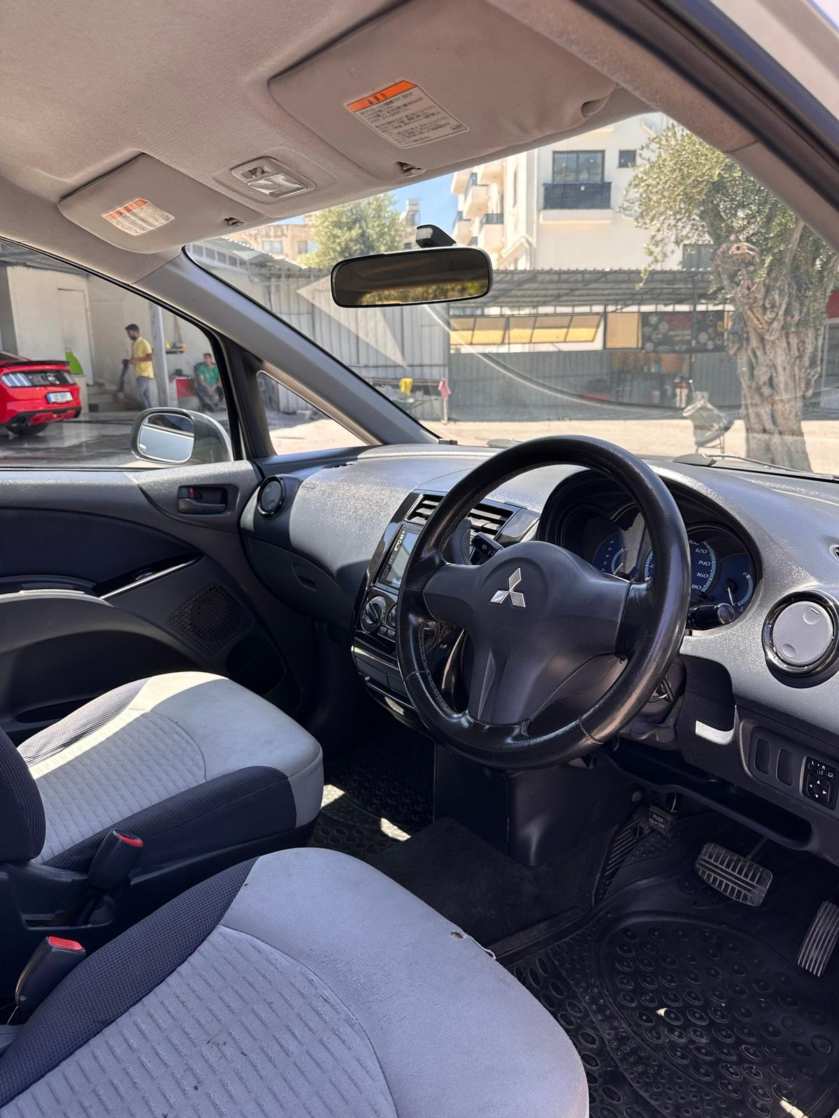 2003 Mitsubishi Colt 6