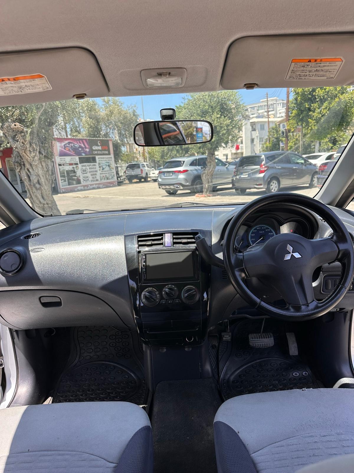 2003 Mitsubishi Colt 7