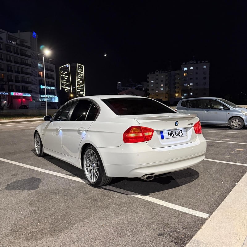 BMW 320i — 3