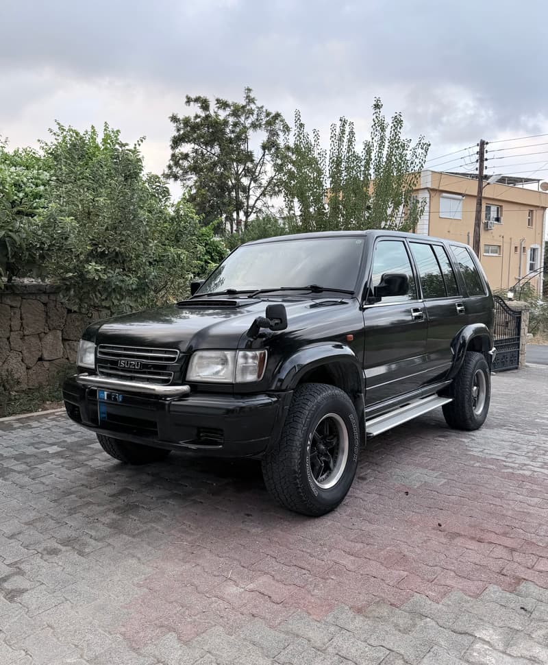 Isuzu Trooper — 1/4