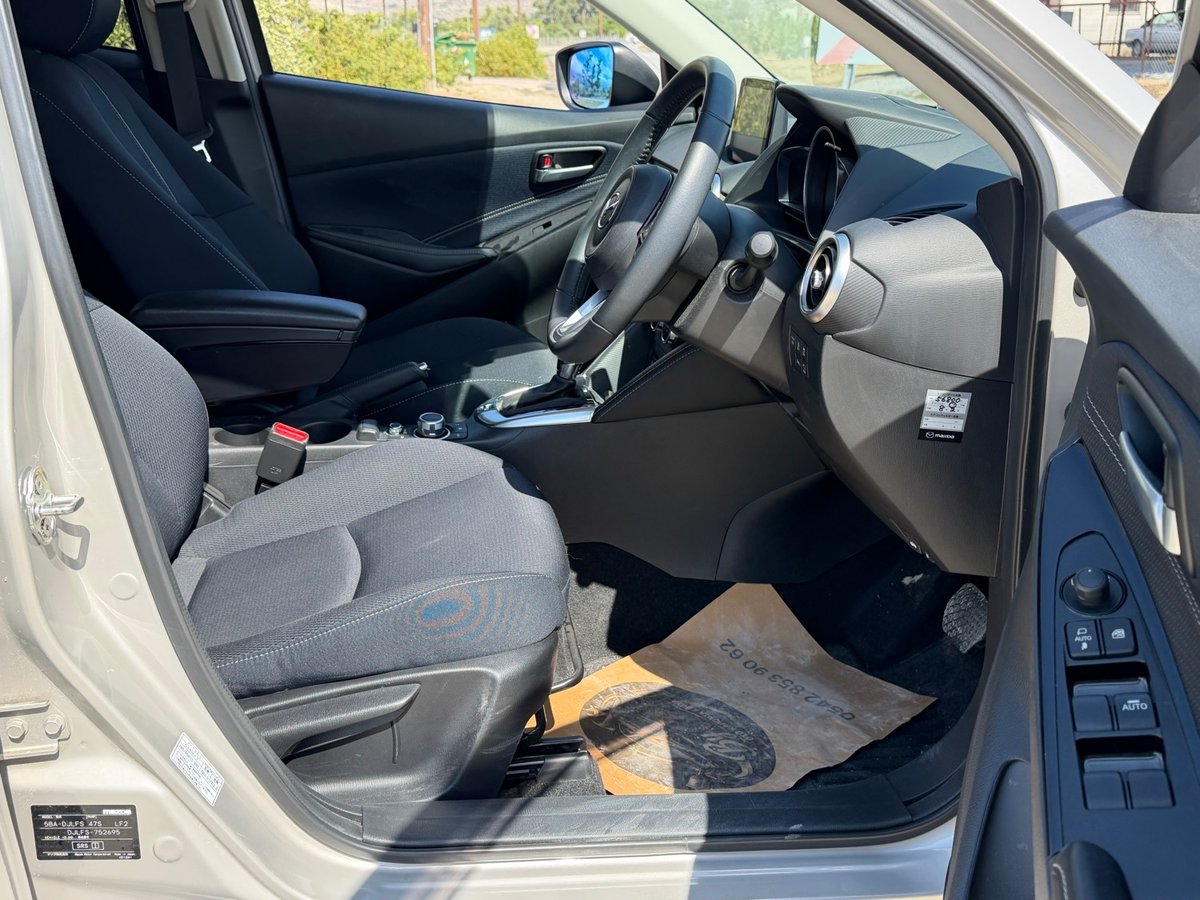 2022 Mazda 2 7
