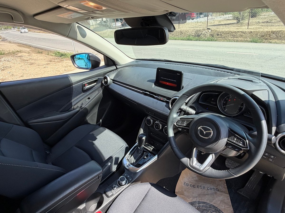 2022 Mazda 2 8