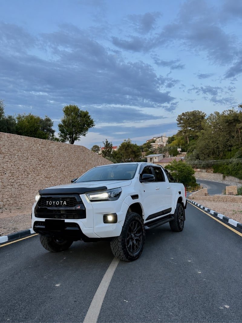 Toyota Hilux — 4