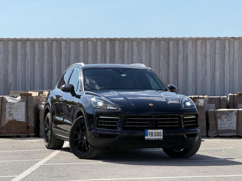 Porsche Cayenne — 1/9